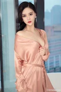 穿着性感睡衣的*美女图片