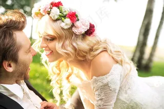 一对幸福的新人