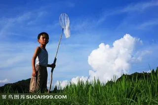 蓝天下的小男孩