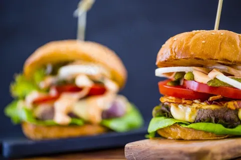 两个美味的汉堡 两个美味的汉堡