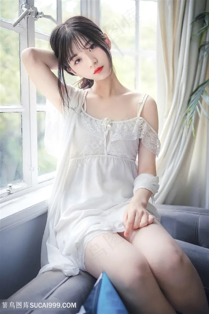 坐在窗户边的清纯睡衣美女图片