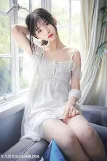 坐在窗户边的清纯睡衣美女图片