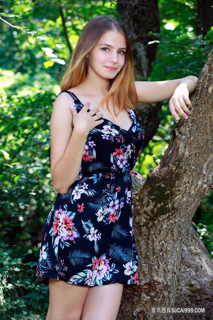 靠在树上的欧美美女写真图片