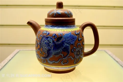 方曾三粉彩宫灯壶