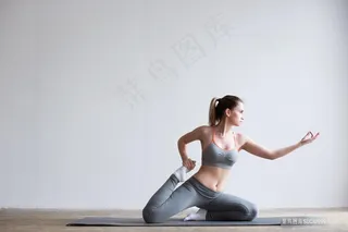 女性健身健康室内瑜伽图片