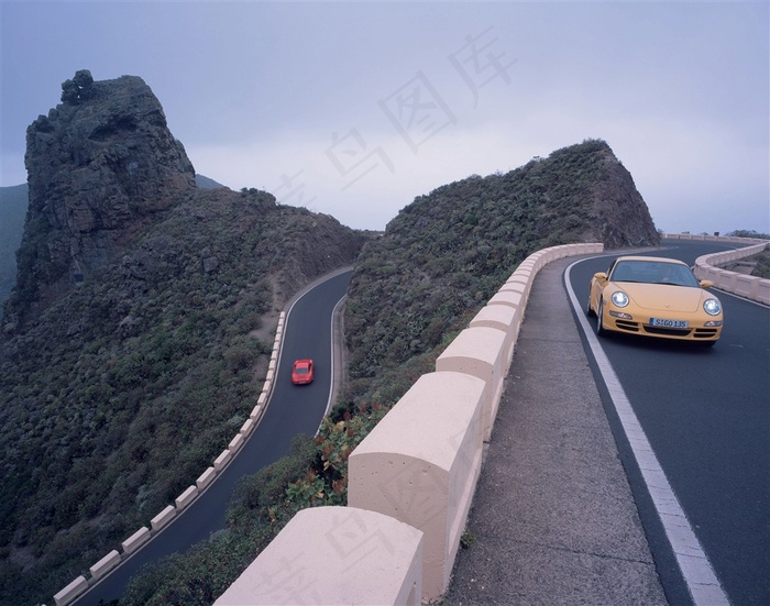 行驶在崎岖公路上的保时捷911Carrera997跑车