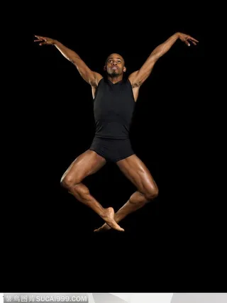 舞蹈肢体动作-外国男人做青蛙姿势跳跃的舞姿