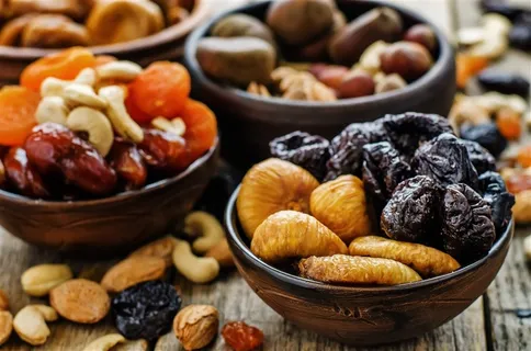 放在木碗里的蜜饯果仁高清摄影 放在木碗里的蜜饯果仁高清摄影
