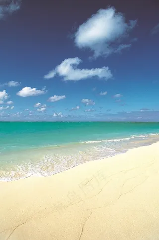 蓝天白云下的海面沙滩