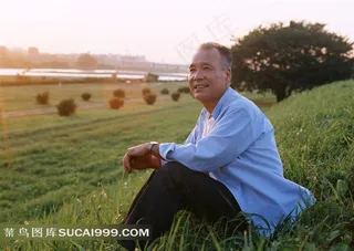 坐在坡上的男性老人素材