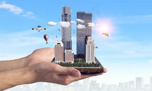 双手捧着的城市建筑模块高清图片