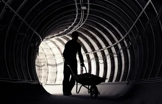 漆黑的隧道里的矿工高清摄影图