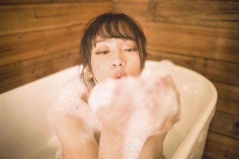 清纯女生浴缸写真 清纯女生浴缸写真