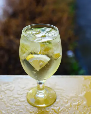 清爽夏季果汁饮品摄影照片