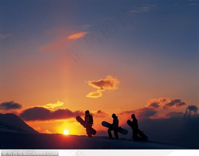 日落时的滑雪三人组