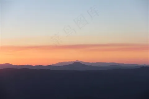 傍晚美丽的山峰景色摄影图片