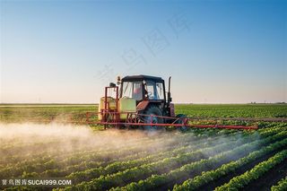 田野里的高端农用机械高清图片