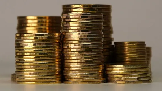 在灰色背景上旋转的金币塔