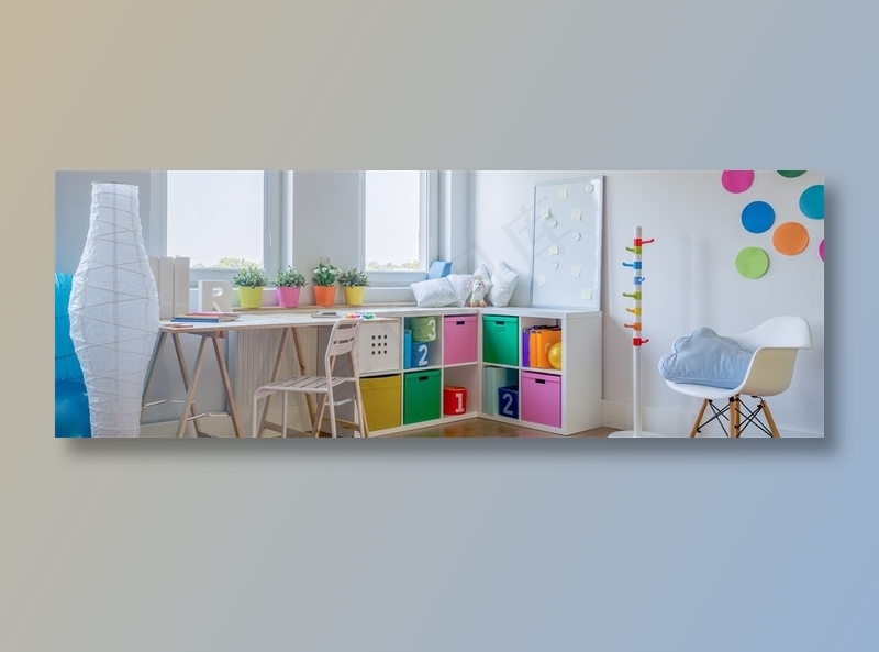 儿童房内的盆栽与桌椅摄影高清图片