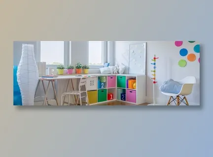 儿童房内的盆栽与桌椅摄影高清图片