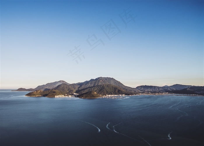 纯净蓝天下的山海风光