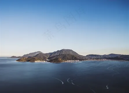 纯净蓝天下的山海风光