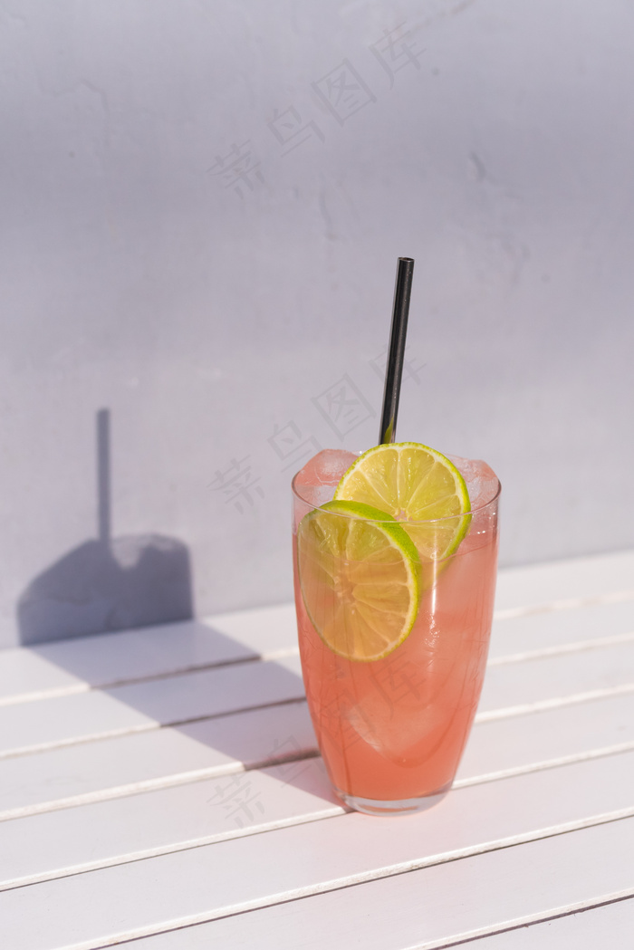 美味夏天清凉果汁饮品摄影照片