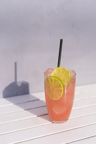 美味夏天清凉果汁饮品摄影照片