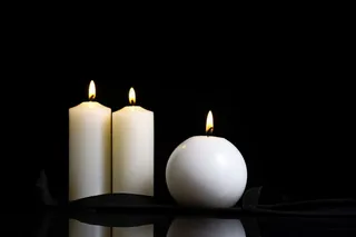 白蜡烛黑色背景摄影图