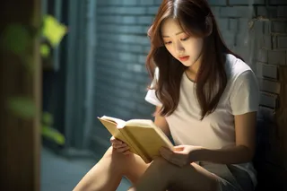 一位女生坐着家门口看书摄影图