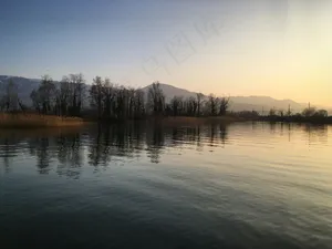 小溪风景图