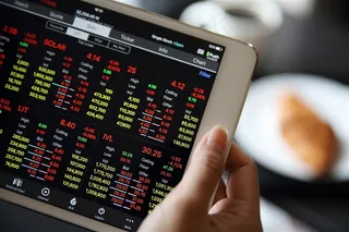 手拿住的平板电脑高清图片