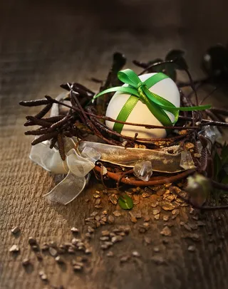 木桌上的绿色丝带鸡蛋