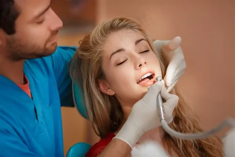 护理牙齿的美女拍摄高清图片