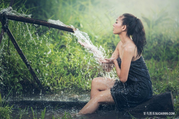 大山里洗澡的女人