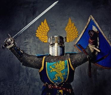 举着武器的铠甲士兵