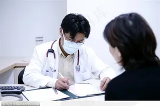 妇产小儿医疗-写病情的医生