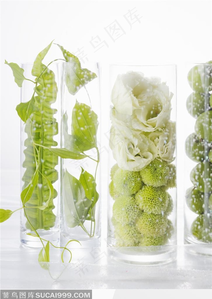 高玻璃杯里面的花鲜花