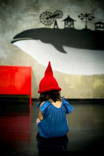 坐在地上可爱幼儿的背影