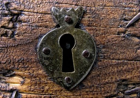 木门上心形的钥匙孔