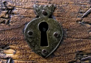 木门上心形的钥匙孔