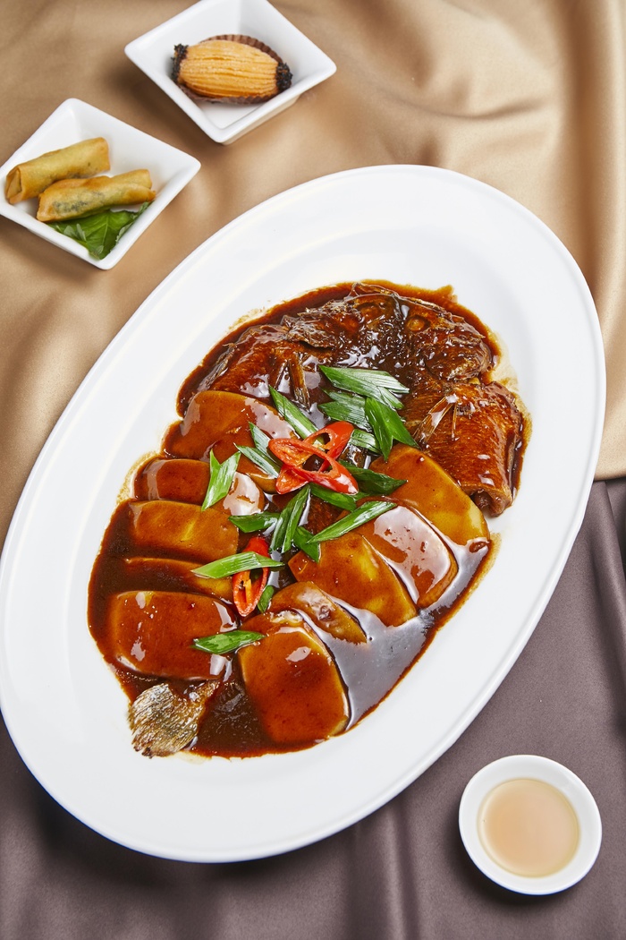 红色黄鱼年糕鱼肉河鲜美食