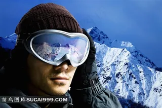 登雪山的男性高清图片