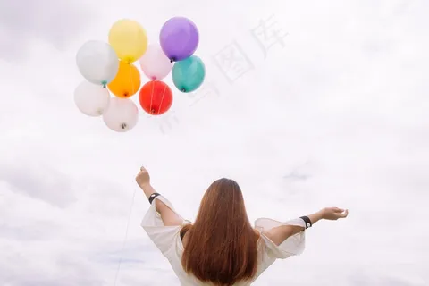 手拿气球的女孩背影图片