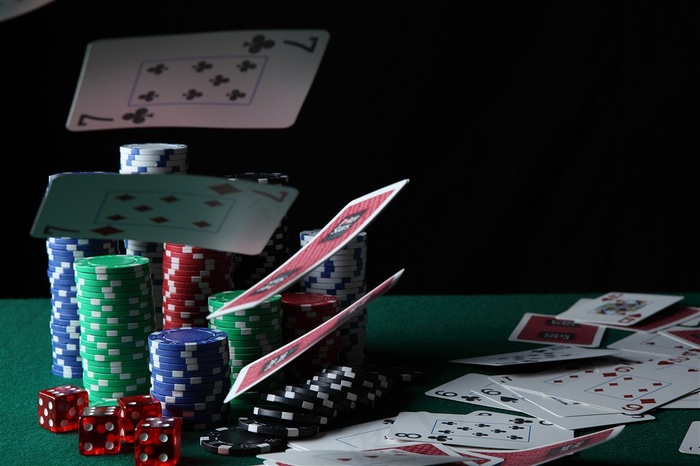 扑克牌与赌博筹码高清图素材