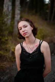 吊带长裙性感美女图片