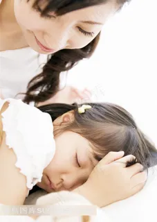 亲子广告元素 躺在妈妈怀里睡觉的小女孩高清特写