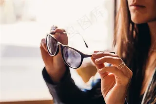 生活用品手里拿着的一副眼镜图片