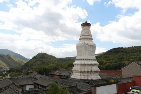 蓝天白云下古建筑群中的白塔