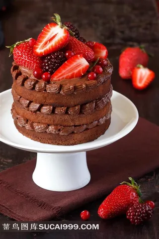 盘子里的草莓蛋糕